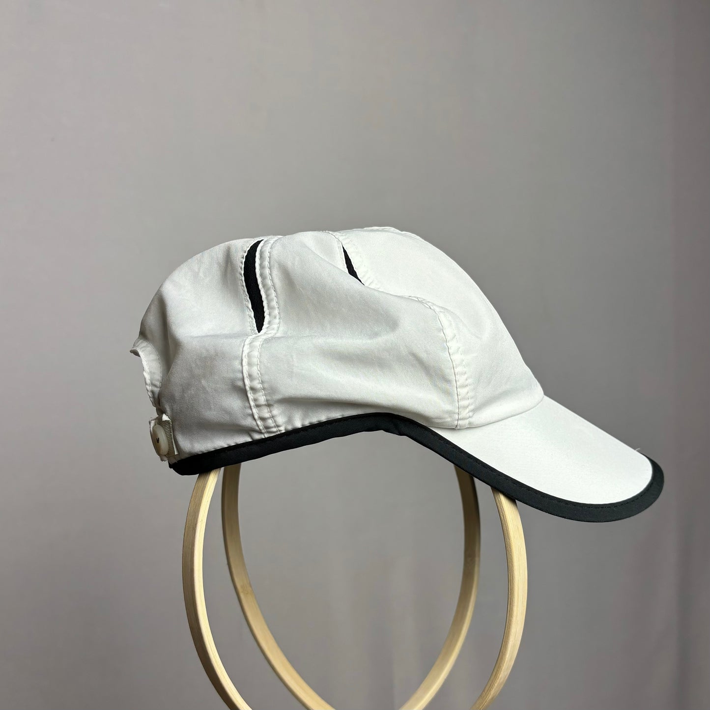 Gorra Nike Drifit retro logo dorado - Ajustable