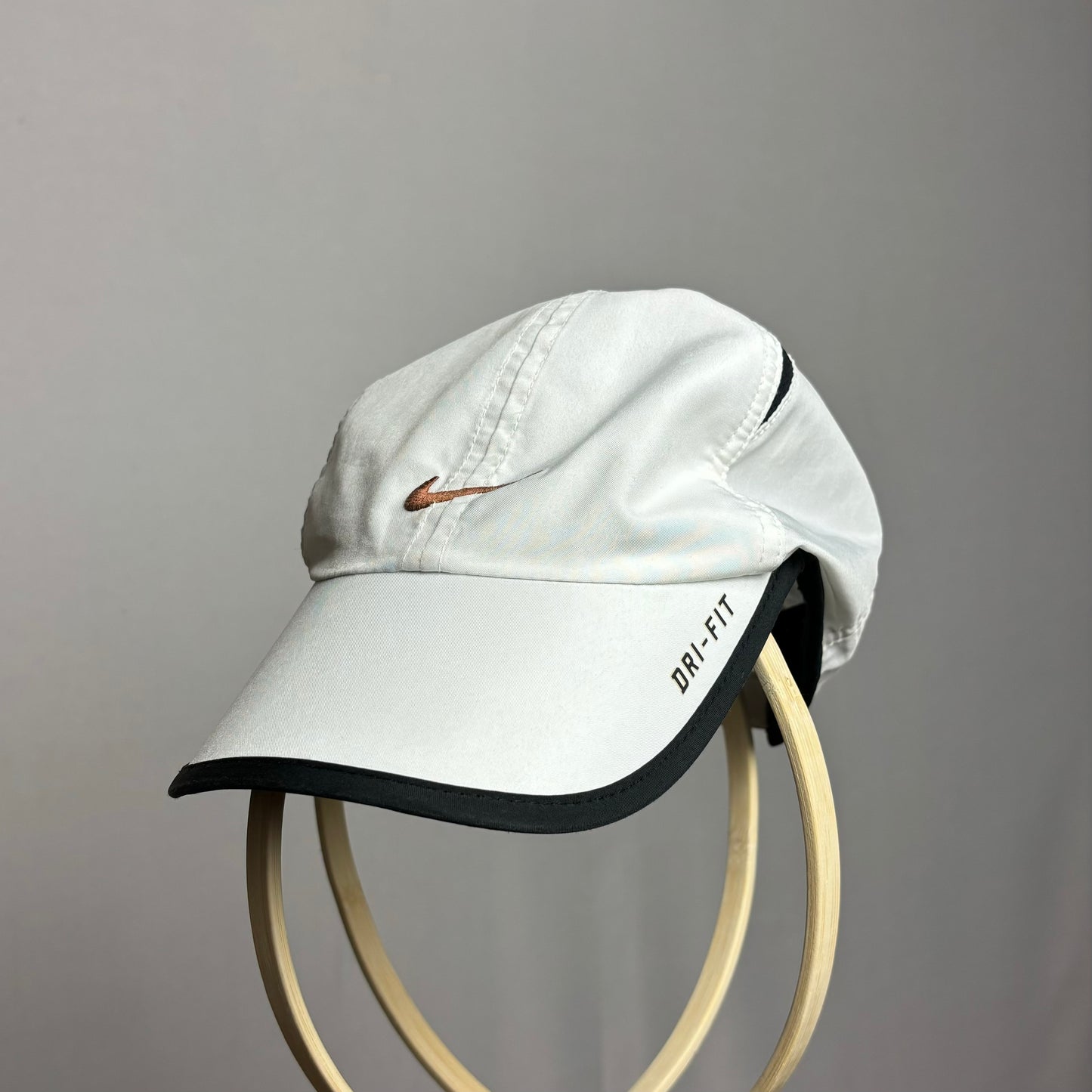 Gorra Nike Drifit retro logo dorado - Ajustable